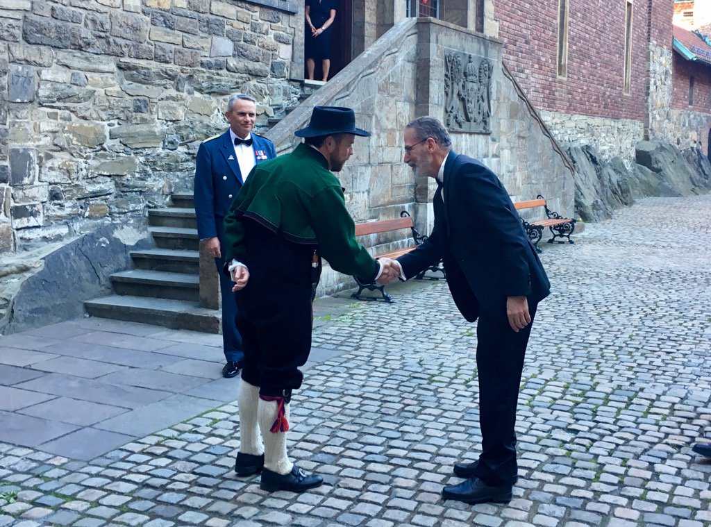 Kunnskapsminister <a href="/konservativ/">Torbjørn Røe Isaksen</a> ønsker abelprisvinner Yves Meyer velkommen til bankett på Akershus slott. #Abelprize