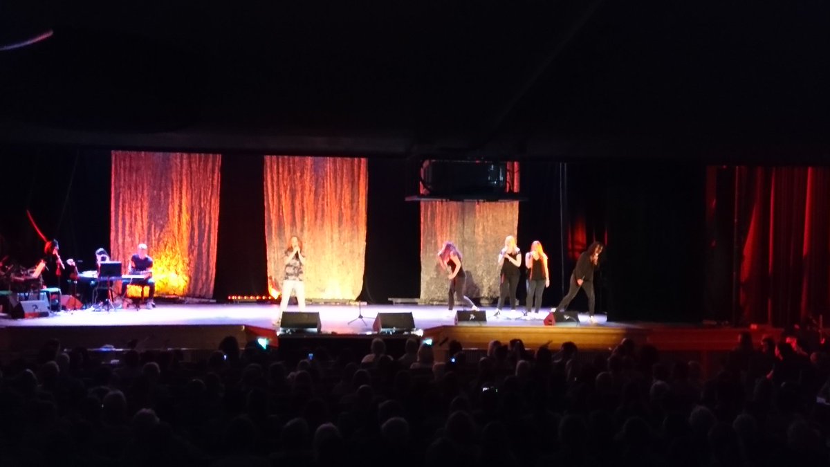 idrottohalsa's tweet photo. 9:ornas show på @Bodaskolan! Eleverna levererar på Bäckängs scen. https://t.co/OIKbCERdSu