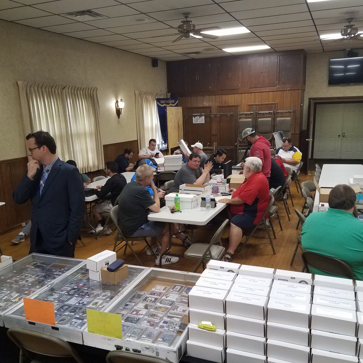 RbiCru7's tweet photo. Didn't matter if you wore a suit or wore  a tee shirt and shorts you had a good time at #tradeweekend #supportyourlcs #abst https://t.co/dajW5mNBrc