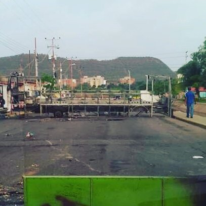 Eduardo_Bittar's tweet photo. Barricada en Tronconal 5to hecha con la estructura de un autobús. 12:50pm

#Barcelona #Venezuela https://t.co/21TIOS68F8