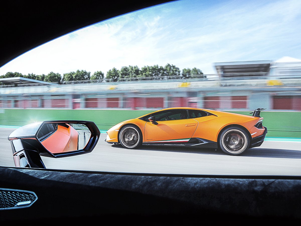 Lamborghini's tweet photo. There's always a good reason to look around. #Lamborghini #HuracanPerformante https://t.co/qw1Z7oBbKW