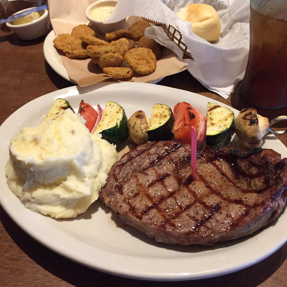luis_hr55's tweet photo. Look at this beautiful lunch thank you #team544 always having a passion to serve!! @loraleisucic @Tony_Wehner @LogansRoadhouse https://t.co/Q2a9VqlFLK