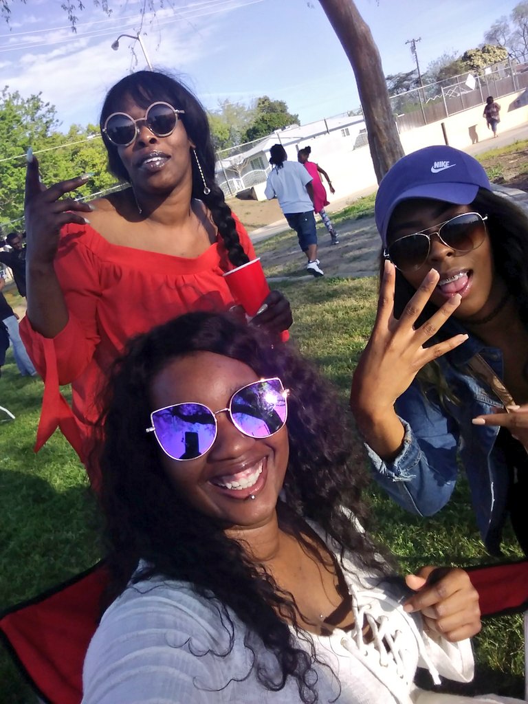 MaryJaneeee4's tweet photo. #NiggaSnatcherz #Family #4Lit https://t.co/yq0tVCzFpU