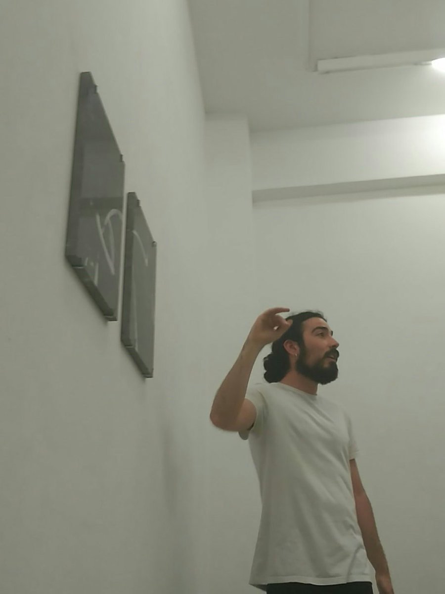 entreactoEs's tweet image. Javier Rodríguez Lozano explica su obra "hacer, deshacer, repetir" en @GaleriaBacelos