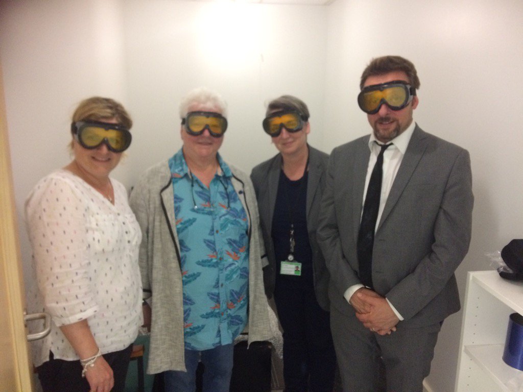 paul1smith2's tweet photo. Great to meet @valmcdermid with @ProfWetpaint at @ICJS_UoP Forensic Innovation Centre! Ready to laser! @Jac_Reed https://t.co/OunpbKpYJF