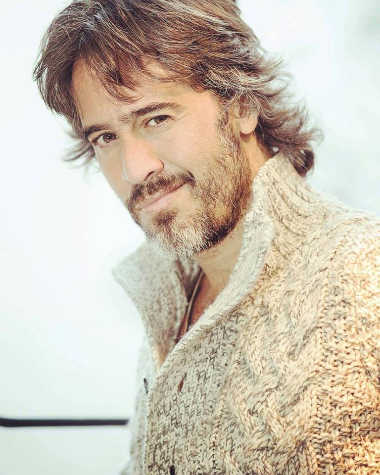 Sábado 15 hs estaré en  radiozonica.com.ar  Hablaremos de DAME LA MANO, LA DISCRETA ENAMORADA y SIMPLE LAS CANCIONES QUE NEGUÉ AMAR