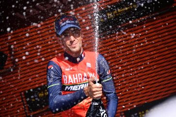 ACDPeloton's tweet photo. ¡Una etapa que va a pasar a la historia! Hemos intentado analizar y entender todo lo ocurrido hoy en el #Giro100

👉📻 https://t.co/RD5T3mVcOA https://t.co/dG5vd2UKpL