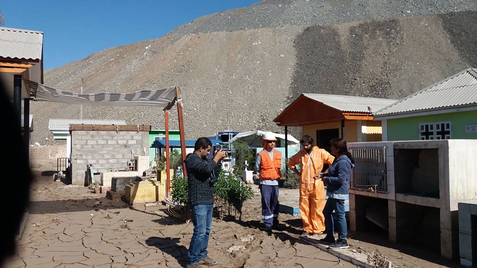 relaves_org's tweet photo. @relaves_org y especialista en contaminación d suelos analizan en terreno barro y posibles consecuencias para salud #TierraAmarilla #Atacama https://t.co/wCVFlGbEiI