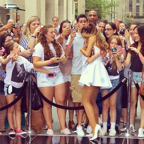 grandecute_'s tweet photo. "Porque se a água secar, e um dia a lua parar de brilhar, eu ainda estarei guardando meu amor pra você"
#PrayForManchester #ArianaStayStrong https://t.co/dZ3hnUQFzE