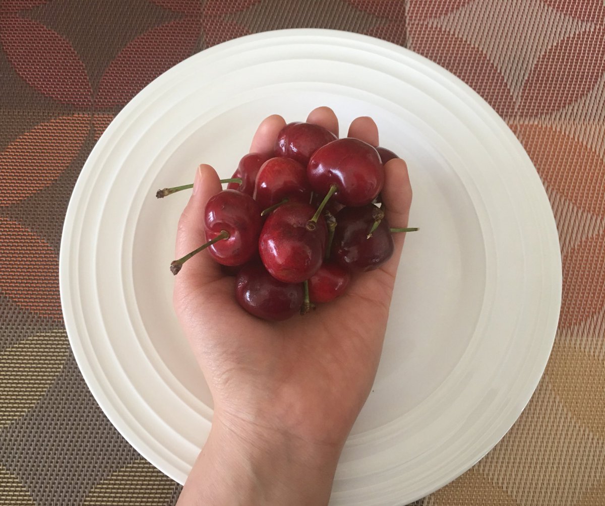 EazyDiabetes's tweet photo. Dear #Diabetes)#Cherry season is coming! One carb of cherries? 12 cherries, one fist, or one baseball size are one carb. https://t.co/4oM5U9JNl3