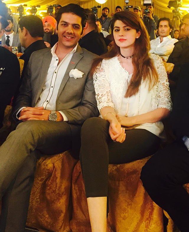 MediaMasalaPK's tweet image. #GoherMumtaz with his wife at an event.

#goher #jalband #wife #couple #event #beautiful