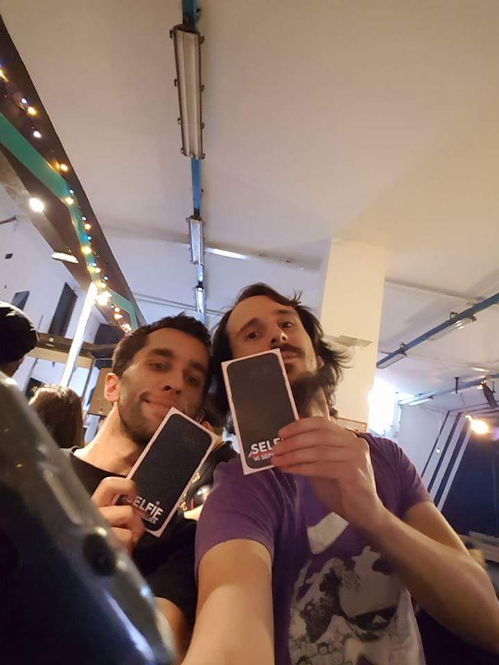 Dani_Gambit's tweet photo. Ed è subito #SelfiESC a @Esc_Atelier! #fearloathing #selfieonline @donatelladr @glovink @DinamoPress @carla_panico @vanebix @redwind2006 @ https://t.co/5IdfpkVl5k