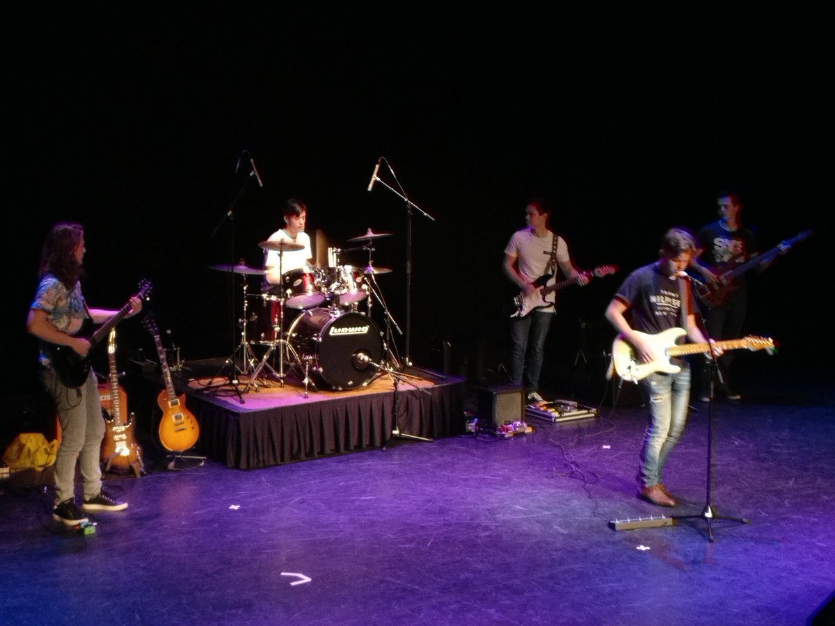 En nog een super rockband met een medley van de Red Hot Chili Peppers