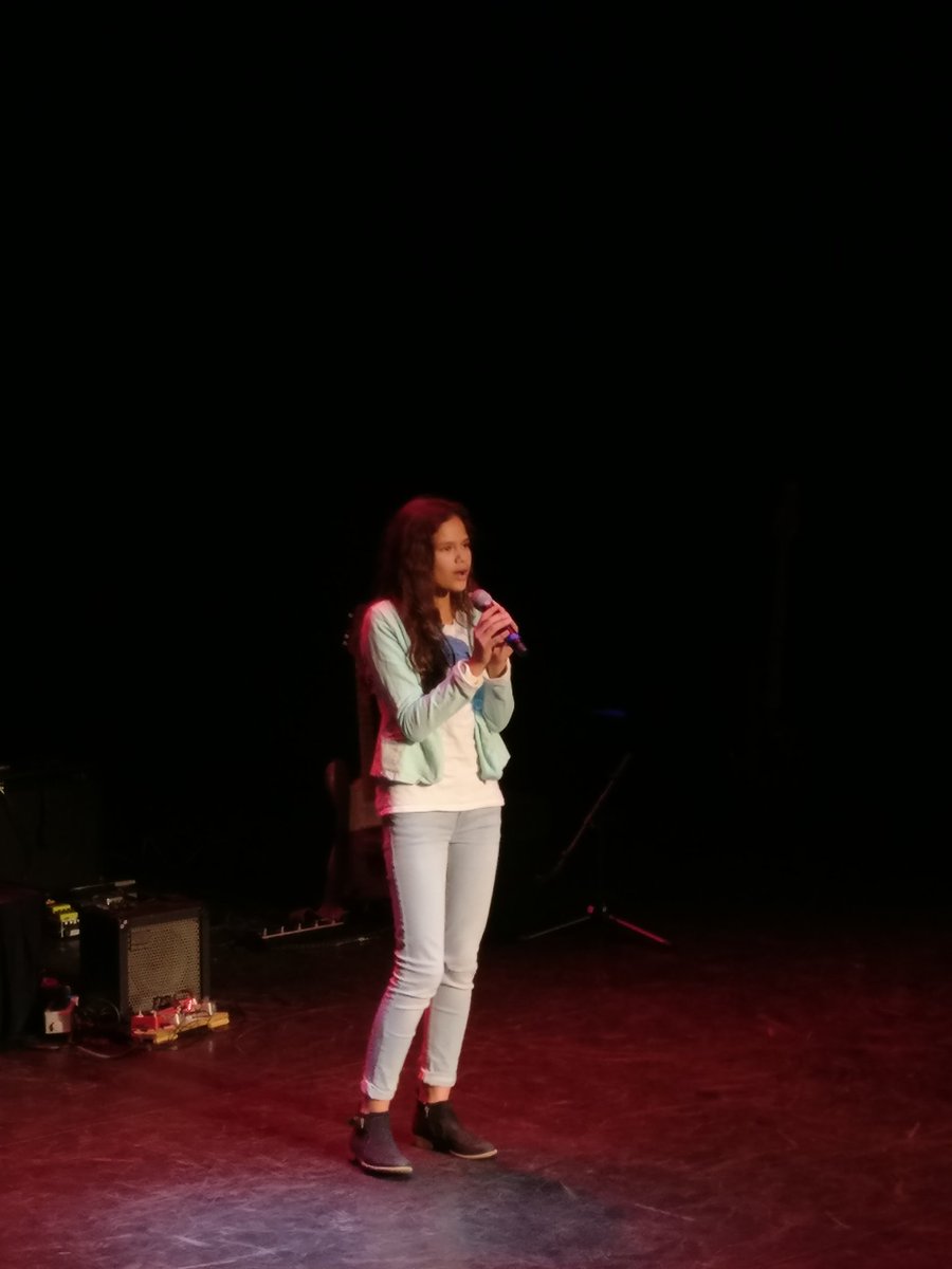 Suzanne zingt Dancing on my own. Wat mooi!