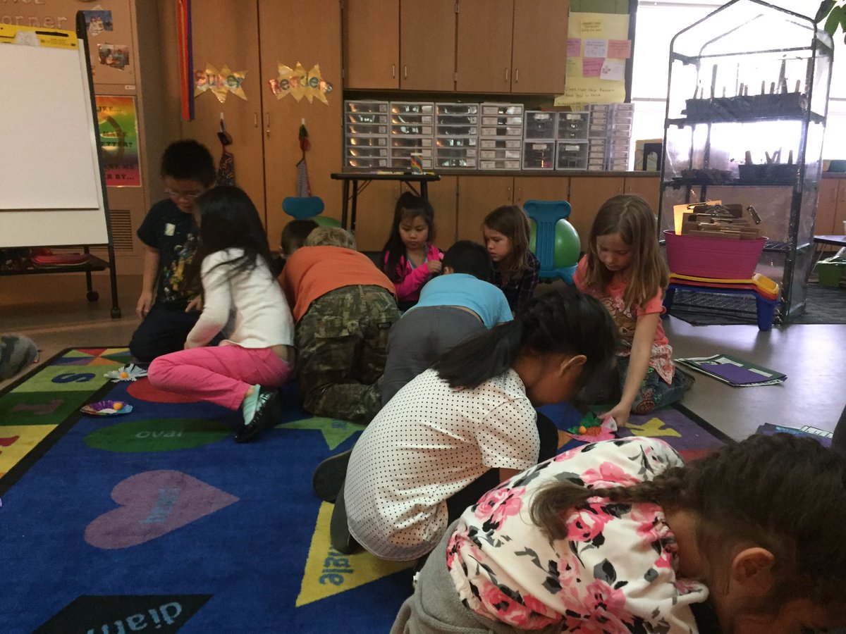 MrsWebersClass's tweet photo. Hear those busy bees? They are #pollinating in #1W @SDMAOnline https://t.co/n1dIQNJER9