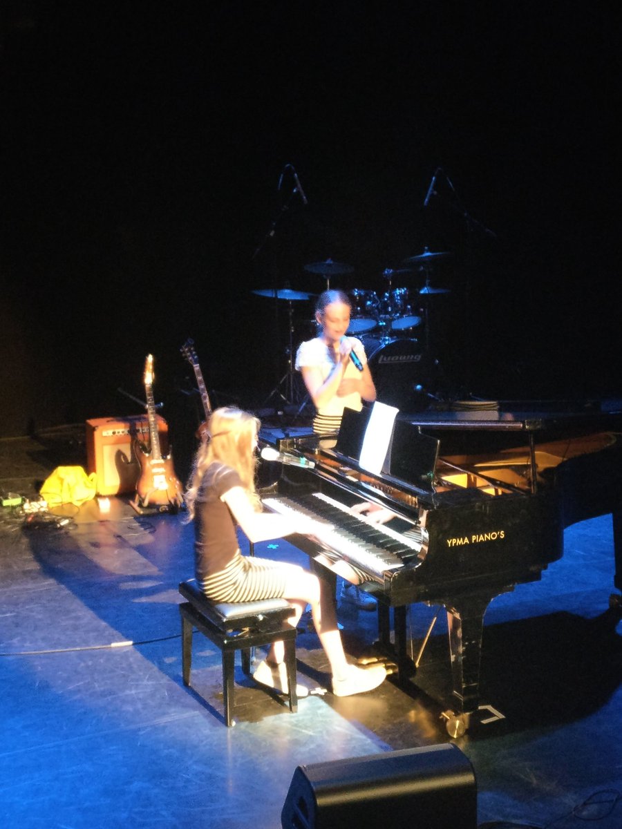 Ongekend talent waar iedereen stil van is. Oceans door Annabel en Lynn