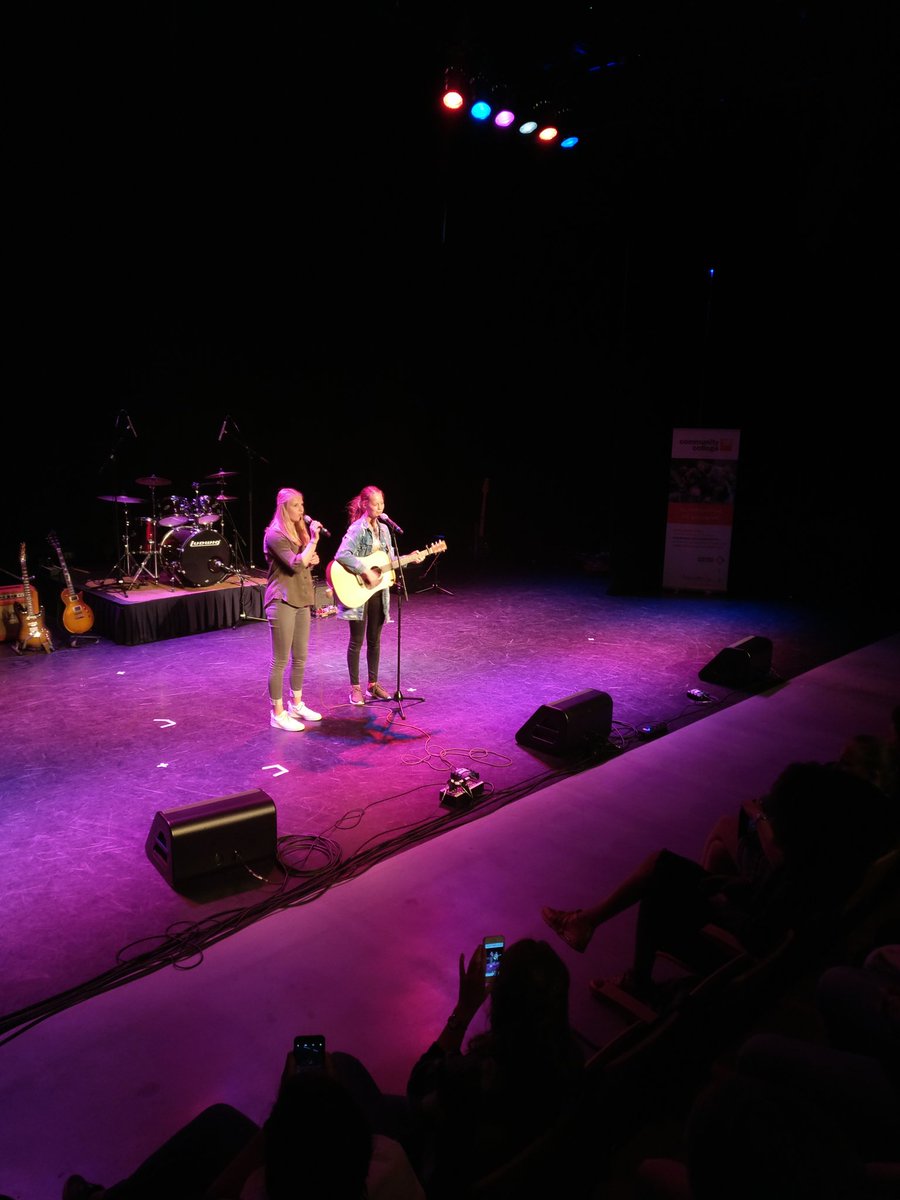 Marit en Karen met The monster/Wake me up - Mashup. Wat knap.