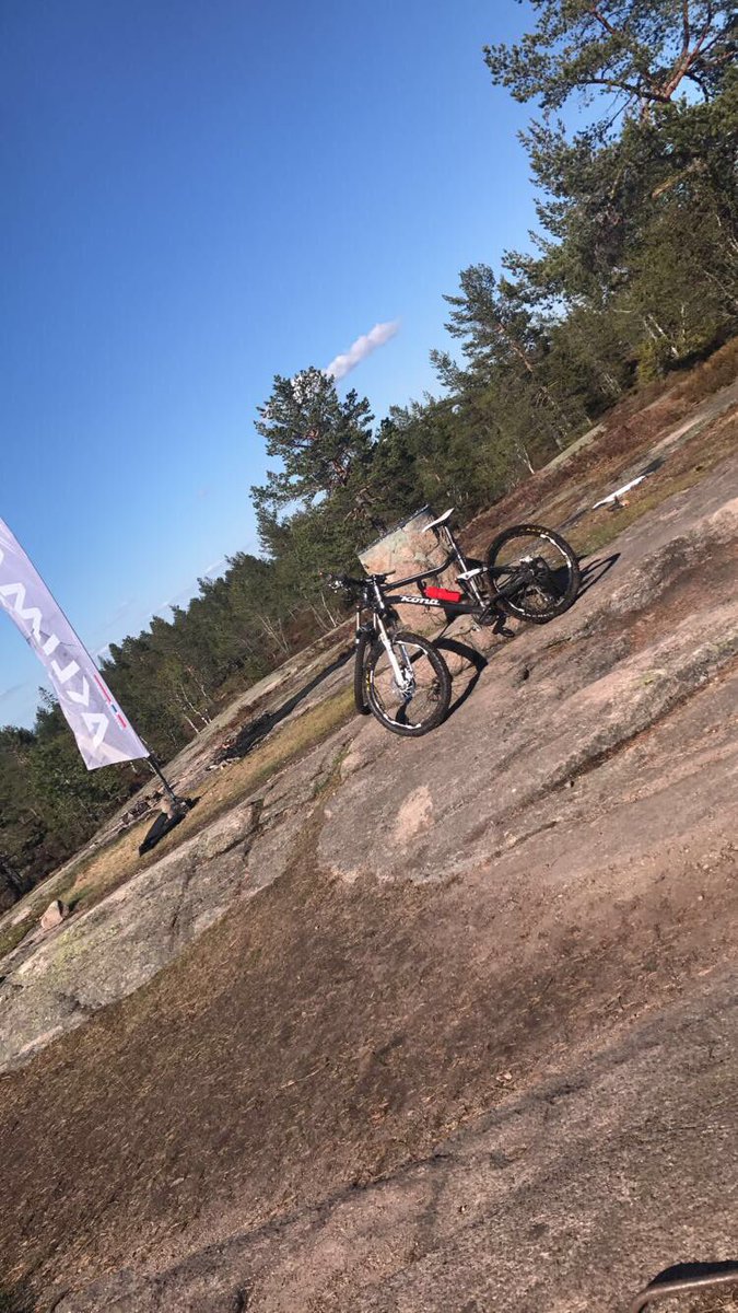 Tj3nsen's tweet photo. Skönt att komma ut än sväng när det är så bra väder 😁#enduro #bike #boyswillbeboys https://t.co/PO7apWEQPz