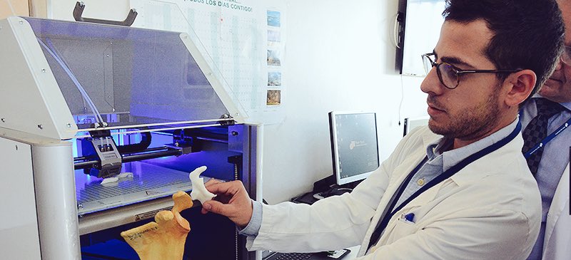 Meditichealth's tweet photo. Nuestro #cofundador @farnef22 @LaVanguardia Parc Taulí incorpora #impresora3D para mejorar planificación quirúrgica https://t.co/JYzqarEgCq https://t.co/YUlQiWLdbu