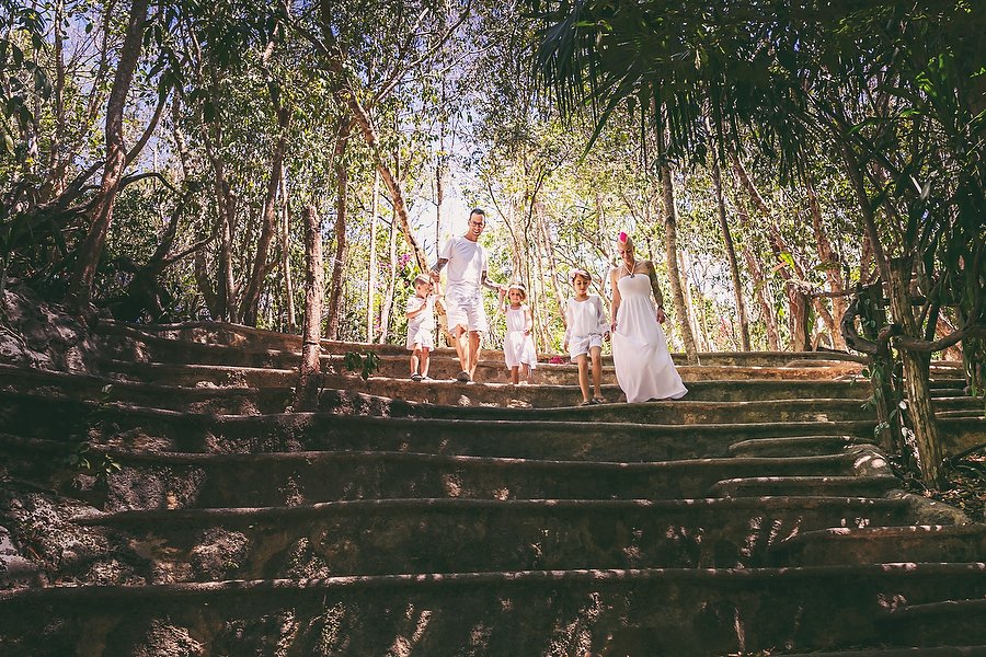 Deep in the #mayanjungle, close to the heart of mother earth, is where these two decided to renew their vows. #cenotewedding #mayanwedding