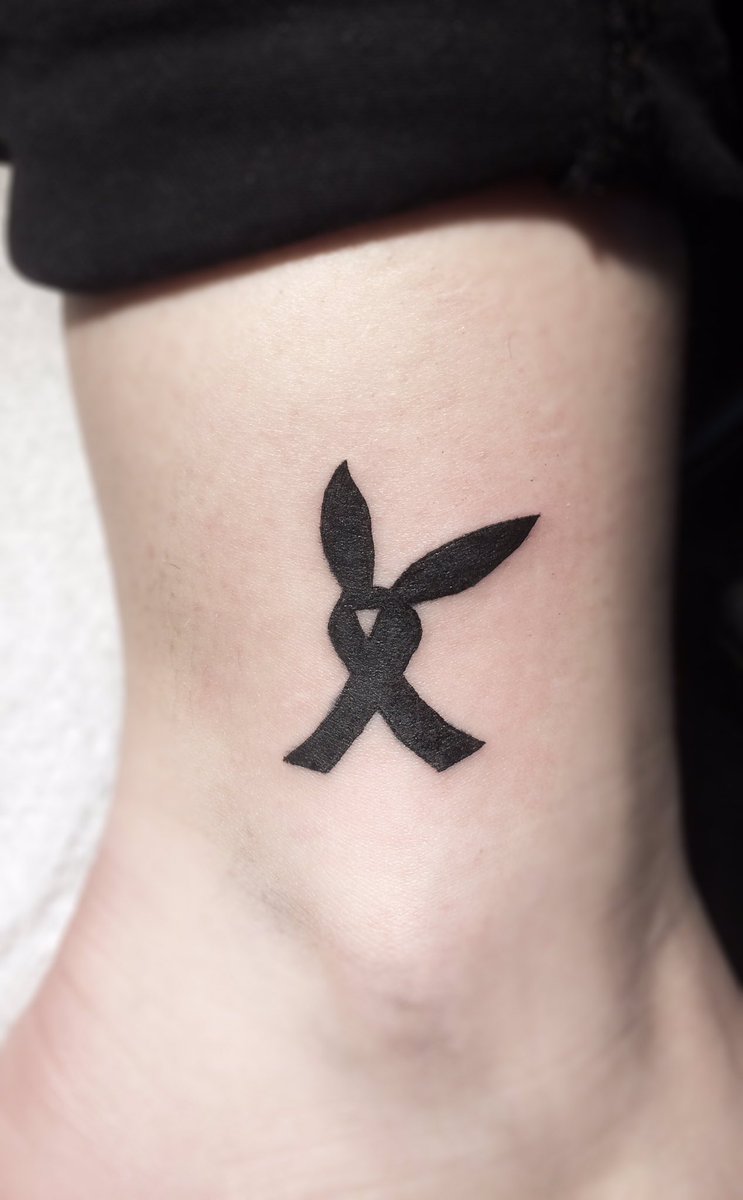 VividInkStaffs's tweet image. Mantas tattooed this Ariana Grande tribute ribbon. His customer was at last nights concert. The proceeds have been donated to the MENcharity