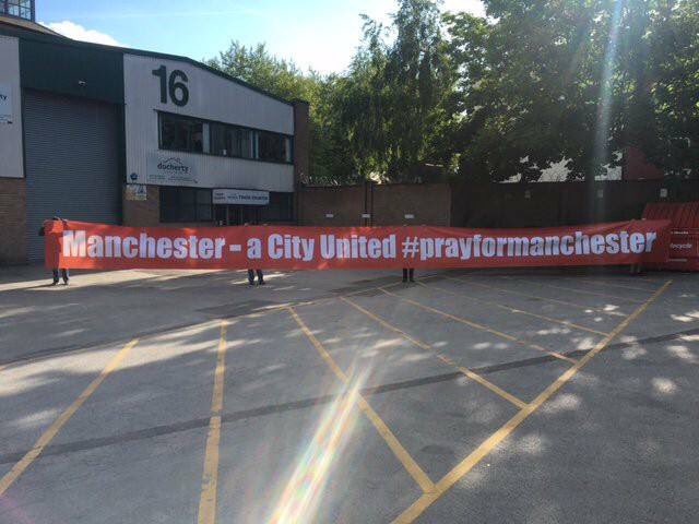 MufcSongs's tweet photo. Man United fans banner in memory of the terror attack victims. It will be in the stadium for the @EuropaLeague Final. 👌👌

#Mufc #Manchester https://t.co/unWmT1oLmi