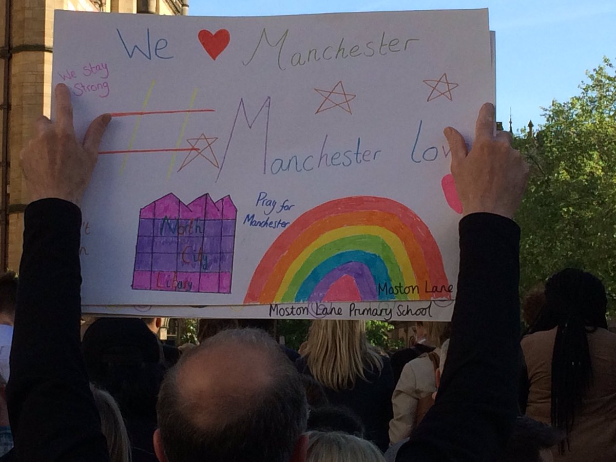 WARRINGTON leads the way in aftermath of #ManchesterBombing #Warrington #WeStandTogether warrington-worldwide.co.uk/2017/05/23/war…