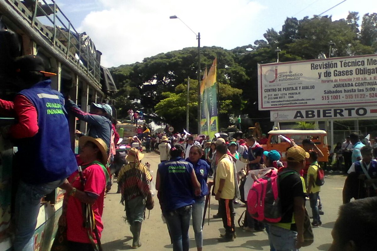 JairoOviedo1's tweet photo. La @MPCindigena marcha. #LaConsultaSeRespeta #MingaPorLaVida  la fuerza de los bastones no se detiene. Vamos pueblo carajo! https://t.co/Ef0VBcpTVO