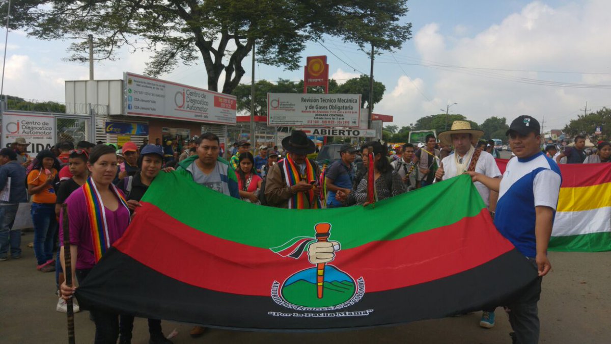 JairoOviedo1's tweet photo. La @MPCindigena marcha. #LaConsultaSeRespeta #MingaPorLaVida  la fuerza de los bastones no se detiene. Vamos pueblo carajo! https://t.co/Ef0VBcpTVO