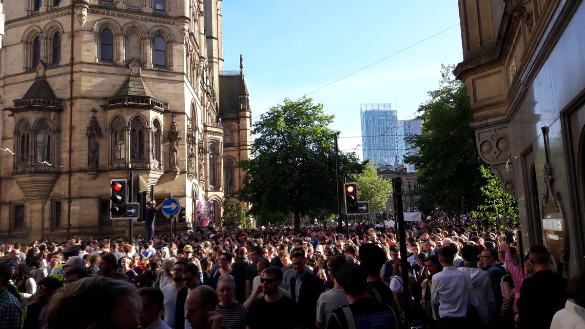 Jprz1321's tweet photo. Amazing pictures of the gathering in Manchester's Albert Square for a vigil after the attack on the Ariana Grande concert #OurCity https://t.co/4udm7uicdh