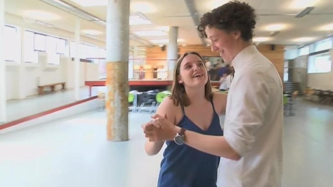 atvbe's tweet photo. Dansen als verplicht vak op school. #atvnieuws #PiusX @PiusXAntwerpen @Davybrocatus #danslessen #dansen
https://t.co/ZJNoZaNhwB https://t.co/IiqKutYvNM