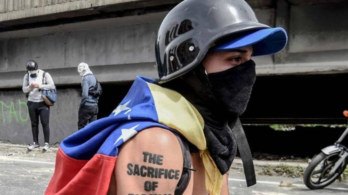 ElNacionalWeb's tweet photo. Orlando José Figuera: el joven que incendiaron en una protesta en Venezuela https://t.co/HG8J2wJUOe  https://t.co/hd5mFZMQ9P
