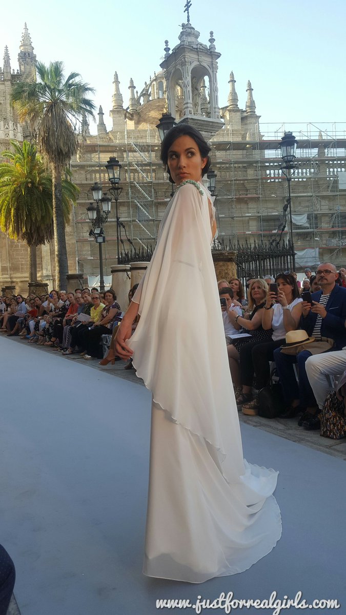 Diseños clásicos y muy elegantes, los que propone <a href="/ivan_campana/">Ivancampaña</a>  con su colección #Porcelaine en #siqsevilla17 <a href="/SIQ_Sevilla/">SIQ</a>  ❤