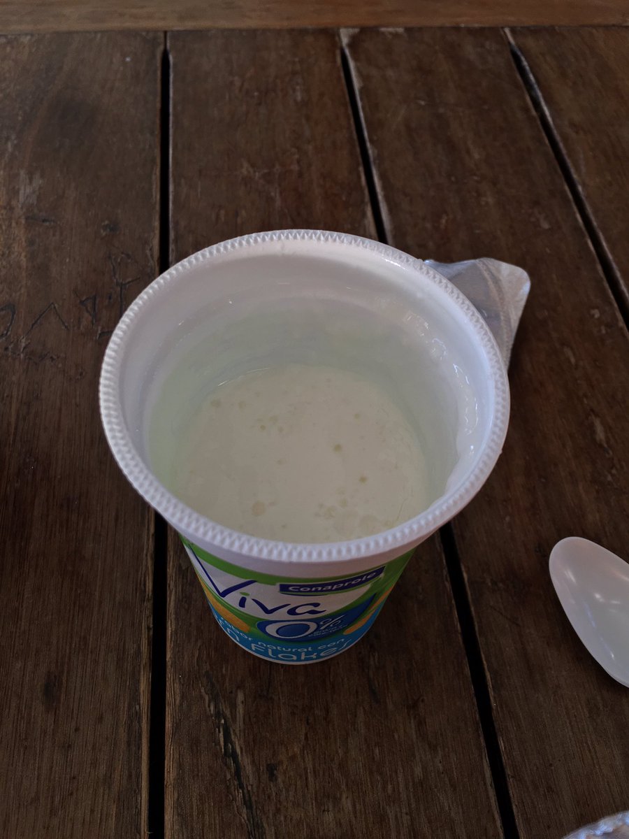 VeroZaiter's tweet photo. @quejasya @QuejasUy te compras un yogurt Viva de @Conaprole y te viene mitad VACÍO.. #sonunamentira #ponganselaspilas https://t.co/VLxnShPwGs