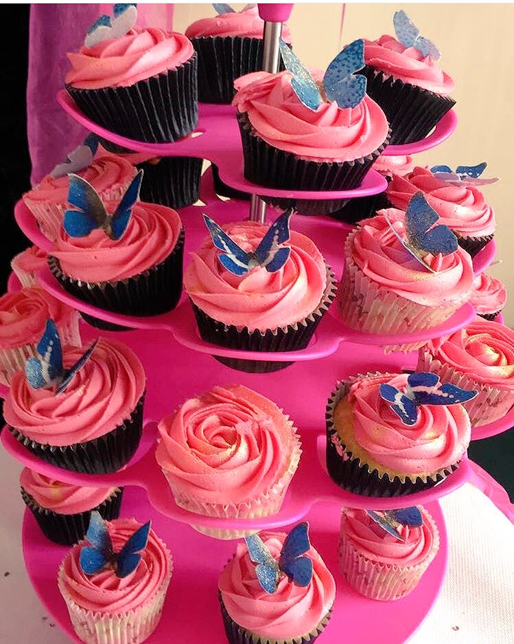 CakesByHaich's tweet photo. 6th birthday party cakes #coconut #vanilla https://t.co/ttKp69FhDs