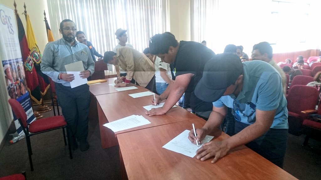 #Quito | Testigos de honor suscriben Acta de Constitución del #ObservatorioNacional de Derechos y Políticas Juveniles, con apoyo del <a href="/CPCCS/">Carlos P. Carcelén Caicedo</a>.