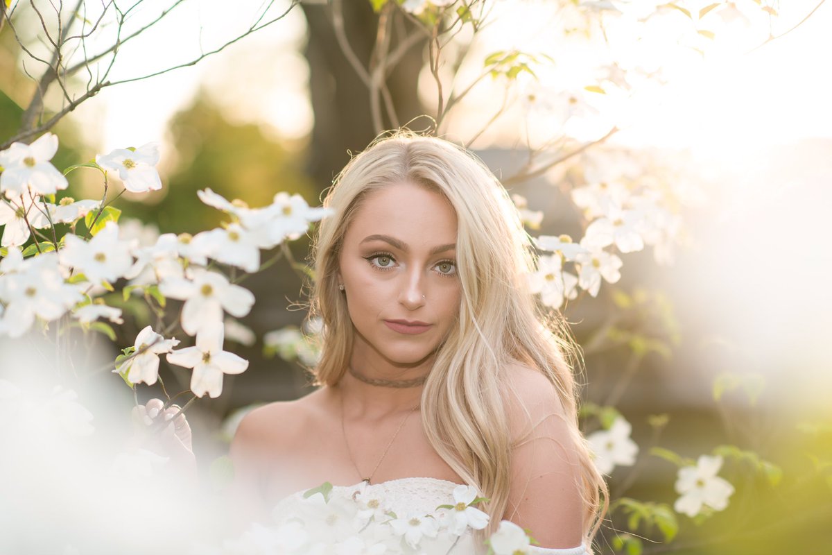 MiddletonTay's tweet photo. Couple of my spring senior pics 🌸 https://t.co/zeForaL4l4