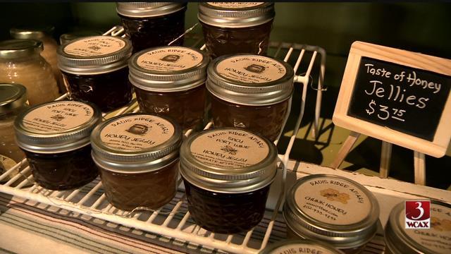 FleishMedia's tweet photo. This week's #MiVT Vermont Beekeeping Supply https://t.co/iRFSTKn9zz https://t.co/CwaTUAxKyD