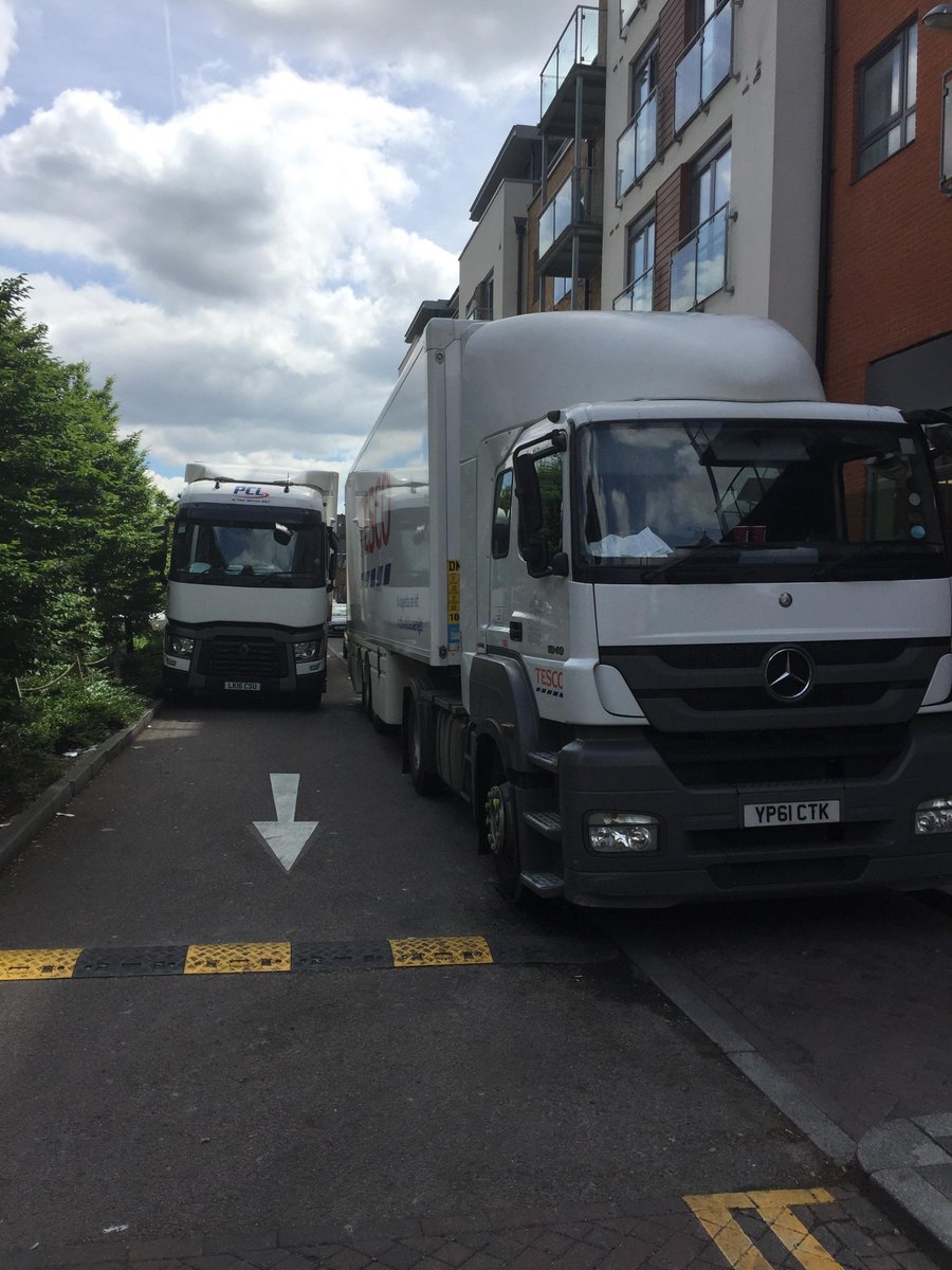 kev_johnston's tweet photo. @Tesco Hither Green Hope you can arrange your deliveries so they don't block the whole street. It happens pretty much every weekend. https://t.co/qzdPBiVJ6o