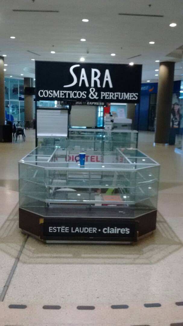PaolaSantiagoF's tweet photo. Vacían todas las tiendas del #CCCIMA en #Barinas por amenazas de saqueo, la ciudad se quedara sin los CC principales de la ciudad. #23may https://t.co/DEEacPgrW2