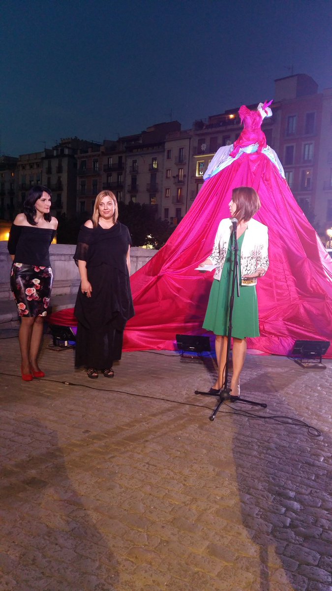 Gimoda_'s tweet photo. L'alcaldesa @MartaMadrenas, dóna les gràcies a #Gimoda per mostrar el talent gironí i per la dinamització econòmica del territori. https://t.co/JahPXjcUXl