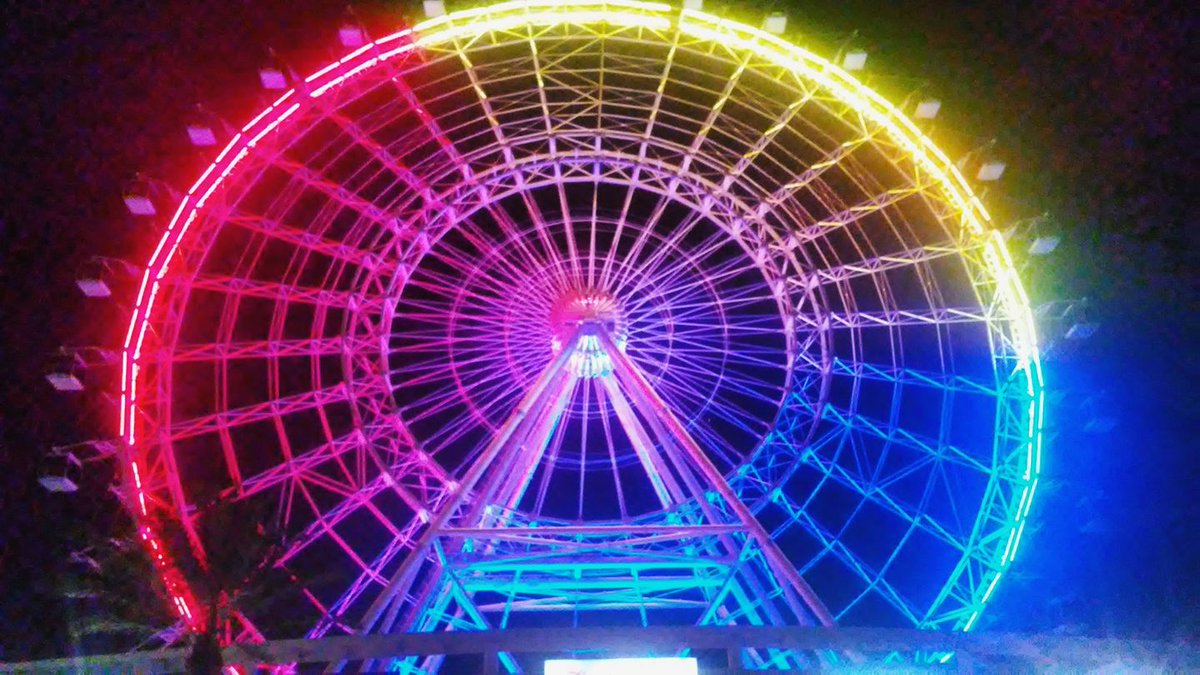 RamonCuicas's tweet photo. Nuestro tricolor presente en #TheOrlandoEye El Ojo d #Orlando una d las principales atracciones de la #ciudad en solidaridad con #Venezuela https://t.co/hAVLF9mUF7