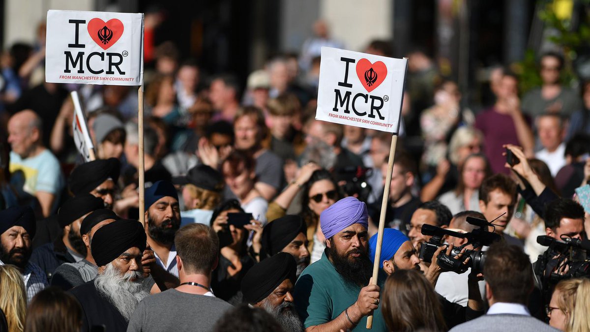 volkskrant's tweet photo. Tranen, zelfs bij de stoerste mannen. 'Doelbewust kinderen vermoorden... waar eindigt dit?' #Manchester
https://t.co/5EbS62w9eA https://t.co/804hQ2Y48f