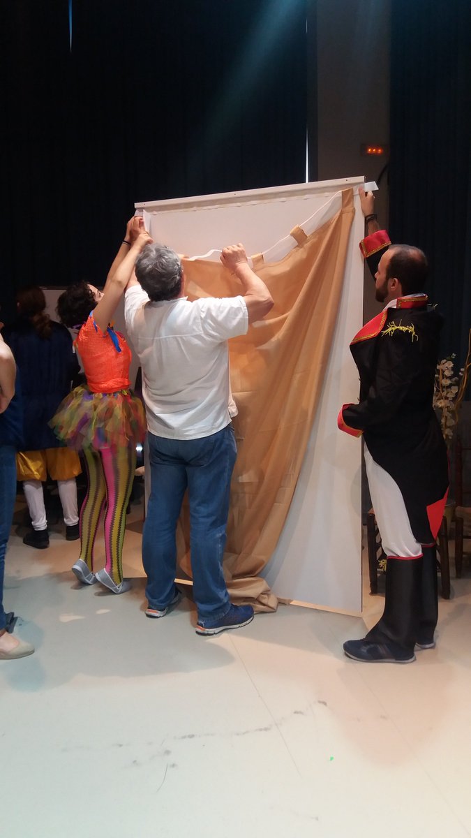 TeatroApetece's tweet photo. Arduo trabajo el de hoy, publicidad, decorado, vestuario, maquillaje, danzas, ensayo... Muchas ganas y nervios a flor de piel 🎭🔜 #Teatro https://t.co/YKhgEuxvWb