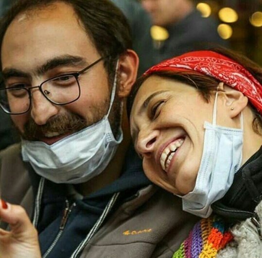 Her an gülümse herkese 
Hayat dostlukla başlar, 
Hayat umutla başlar, 
Hayat sevgiyle başlar.