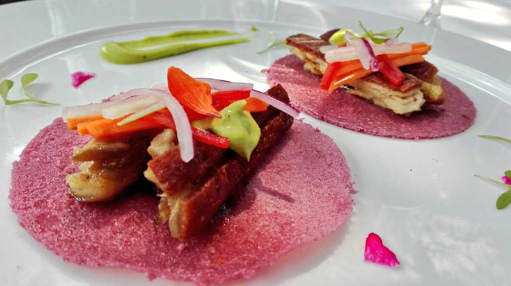 FoodandTravelMX's tweet photo. Taquitos muy peruanos: crepas de maíz morado, cochinito crocante, vegetales y salsa morita, y rocoto en @AstridyGastonMX #FelizMartes https://t.co/SMH7Dh689k
