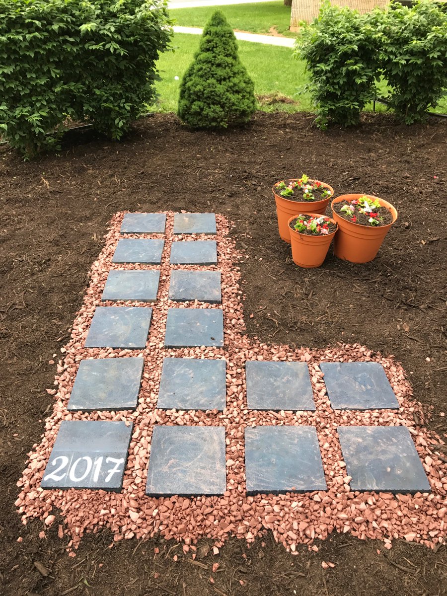 studentgovLHS's tweet photo. Before/after: @LHS_classof17 afterschool gardening project! Huge thanks to all of the seniors who helped out! 😄 https://t.co/UwMDiLDzJI