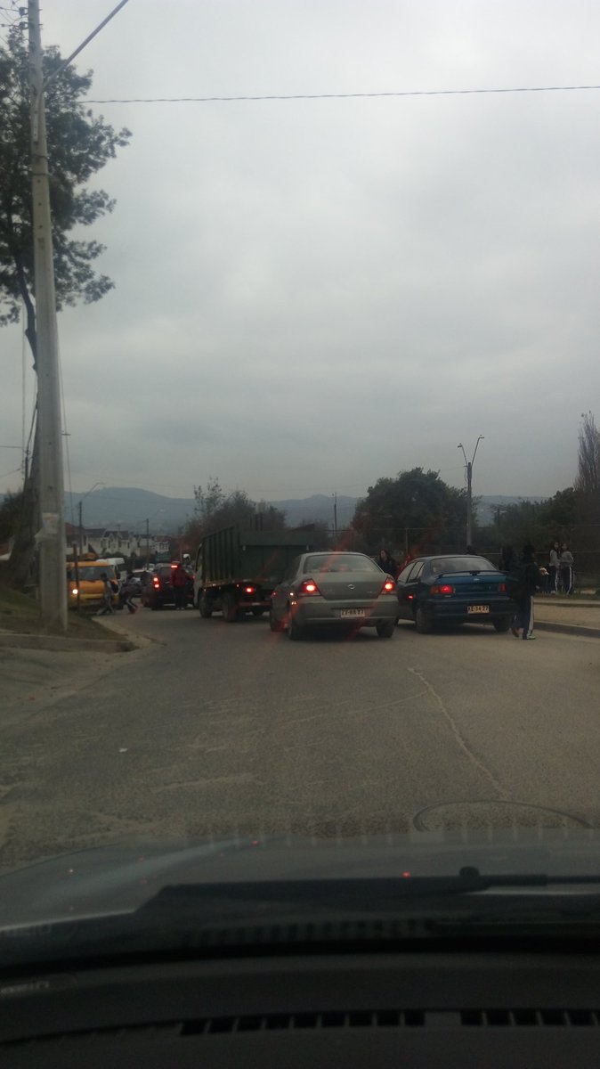cagaodelmate69's tweet photo. Como todos los dia colegio los reyes se toma el ocaso y no deja pasar a nadie https://t.co/hdMdnxf8yR