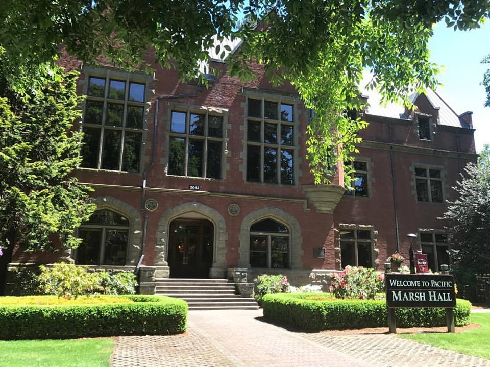 PacU_Admissions's tweet photo. Beautiful Marsh Hall #pacificu #goboxers #sunshine #springfeelslikesummer #pnw #nofilterneeded🎓 https://t.co/6CeAvaspg5
