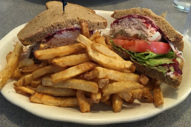 MeetingStCafe's tweet photo. Focus on what's important in life: french fries. https://t.co/Th5zZOEhn3